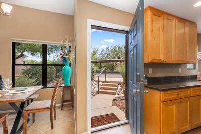 Ventana Canyon 2 bd, 2 ba casita sleeps six. Catalina Mountain view from patio. 