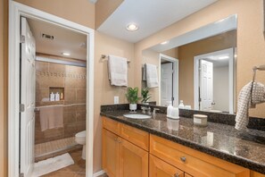 Shower, hair dryer, towels, soap - Ventana Canyon 2 bd, 2 ba casita sleeps six. Catalina Mountain view from patio. (Tucson)