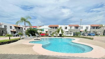 Grand Villa | Pool