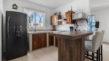 Grand-Villa | Eigene Küche | Kühlschrank, Mikrowelle, Herdplatte, Wasserkocher mit Kaffee-/Teezubehör