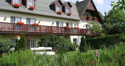 Ruhige Ferienwohnung mit Kleiner Gartenterrasse