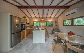 Kühlschrank, Ofen, Wasserkocher mit Kaffee-/Teezubehör