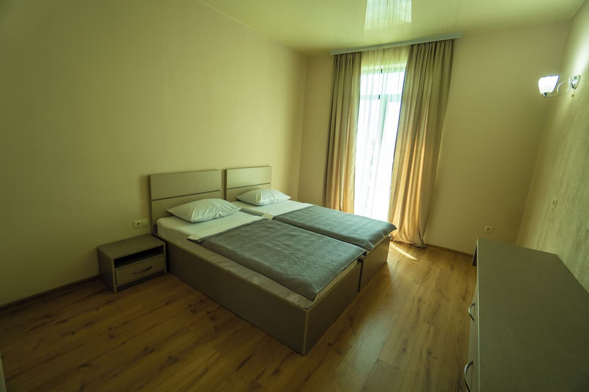 Deluxe-Zweibettzimmer | Laptopgeeigneter Arbeitsplatz, kostenloses WLAN