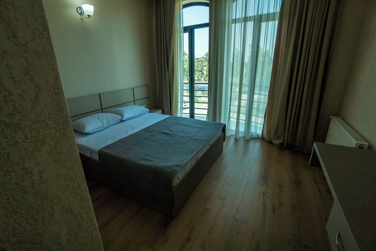 Deluxe-Doppelzimmer, Balkon | Laptopgeeigneter Arbeitsplatz, kostenloses WLAN