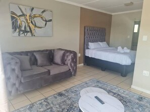 1 bedroom, WiFi, bed sheets - Tripleg Apartments 1 (Sandton)
