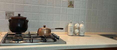 Oven, stovetop, dishwasher, cookware/dishes/utensils