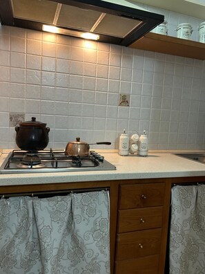Horno, parrilla de estufa, lavavajillas y utensilios de cocina