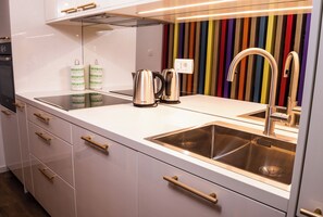 Jääkaappi, mikroaaltouuni, uuni, liesi