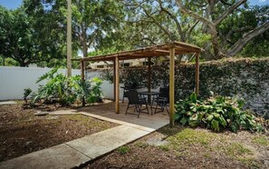 Outdoor dining - combined houses walk to stadium (Tampa)