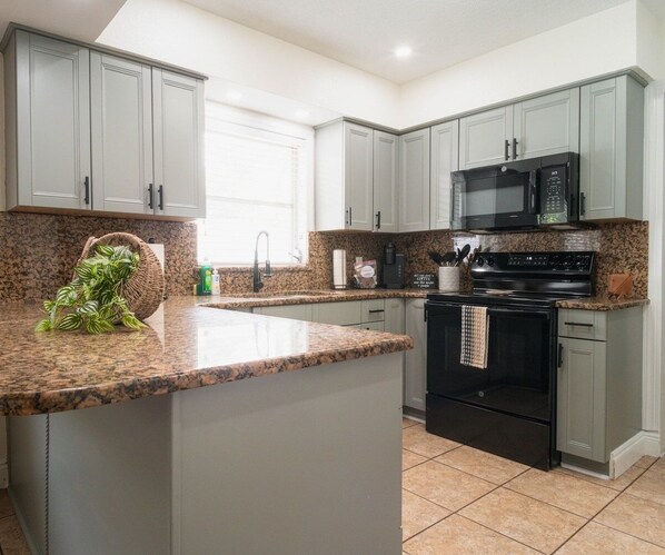 冷蔵庫、電子レンジ、オーブン、コンロ