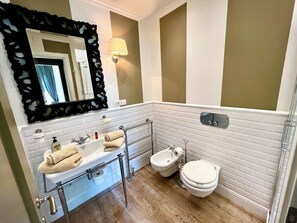 Doccia, asciugacapelli, bidet, asciugamani