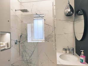 Dusche, Haartrockner, Handtücher, Seife
