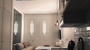A modern kitchen with built-in appliances, a dining area with a table and chairs, and a cozy seating area with a sofa. - Vintage Charm in Old Town Krakow -8 min walk to Krakow’s Main Square! Sleeps 6 (Kraków)
