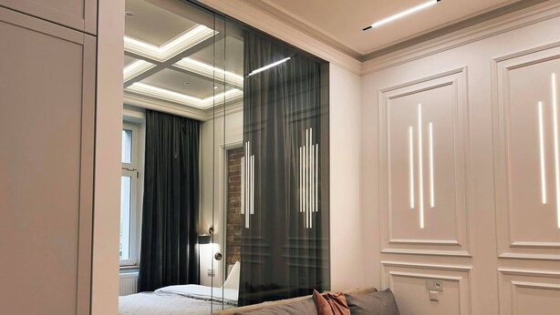 A modern bedroom with a glass partition, a sofa, a bedside table, and a bed. - Vintage Charm in Old Town Krakow -8 min walk to Krakow’s Main Square! Sleeps 6 (Kraków)