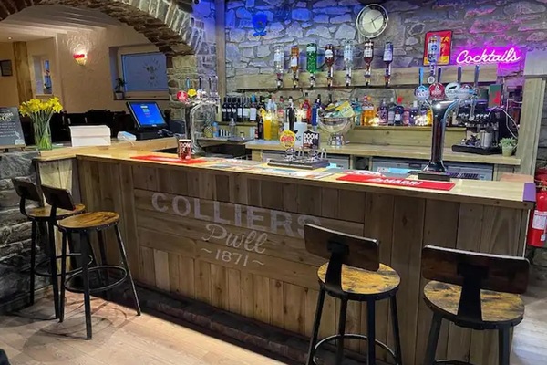 Apartment | Bar (on property)