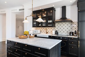 ثلاجة، ميكروويف، فرن، غسالة أطباق