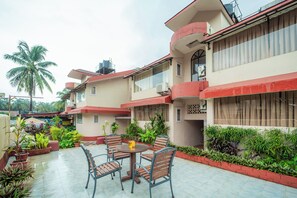 Indoor pool - Treebo Sunshine Beach Resort (Baga)
