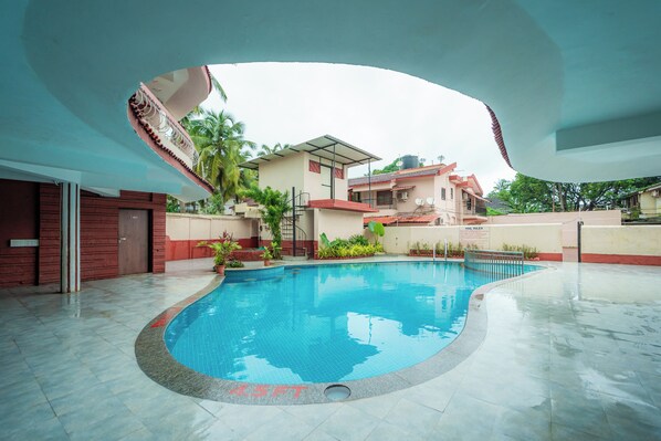 Indoor pool - Treebo Sunshine Beach Resort (Baga)