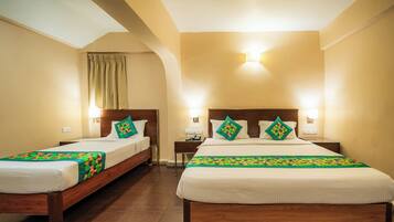 Deluxe Room | In-room safe, desk, blackout curtains, iron/ironing board