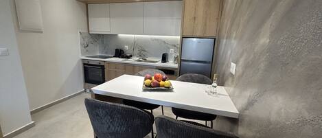 Frigorífic, forn, rentaplats i cafetera i tetera