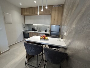 Kjøleskap, ovn, oppvaskmaskin og kaffetrakter/tekoker