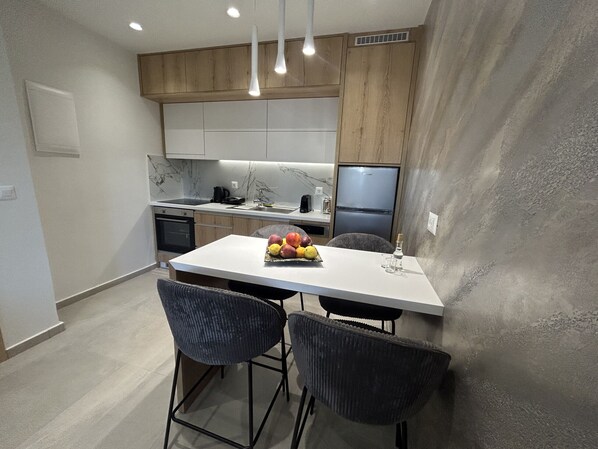 Fridge, oven, dishwasher, coffee/tea maker