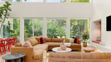 Smart-TV, Kamin, Stereoanlage, Drucker