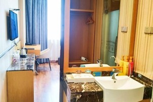 Un baño moderno con un espejo grande, un lavabo y una zona de ducha.