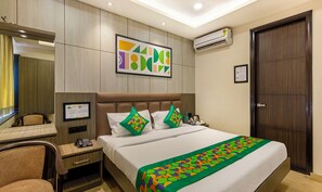 Standard Room | In-room safe, desk, blackout drapes, iron/ironing board