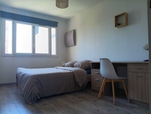 3 chambres, fer et planche à repasser, Wi-Fi, draps fournis