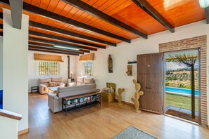 TV, fireplace - Cubo's Villa Di Hermosa View / private pool / high privacy / free wifi (Cártama)