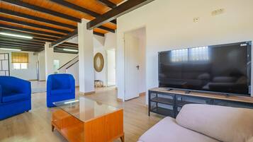 Een televisie en een open haard