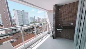 A balcony with a city view, a sink, and tiled flooring. - Aquarius Residence (Fortaleza)