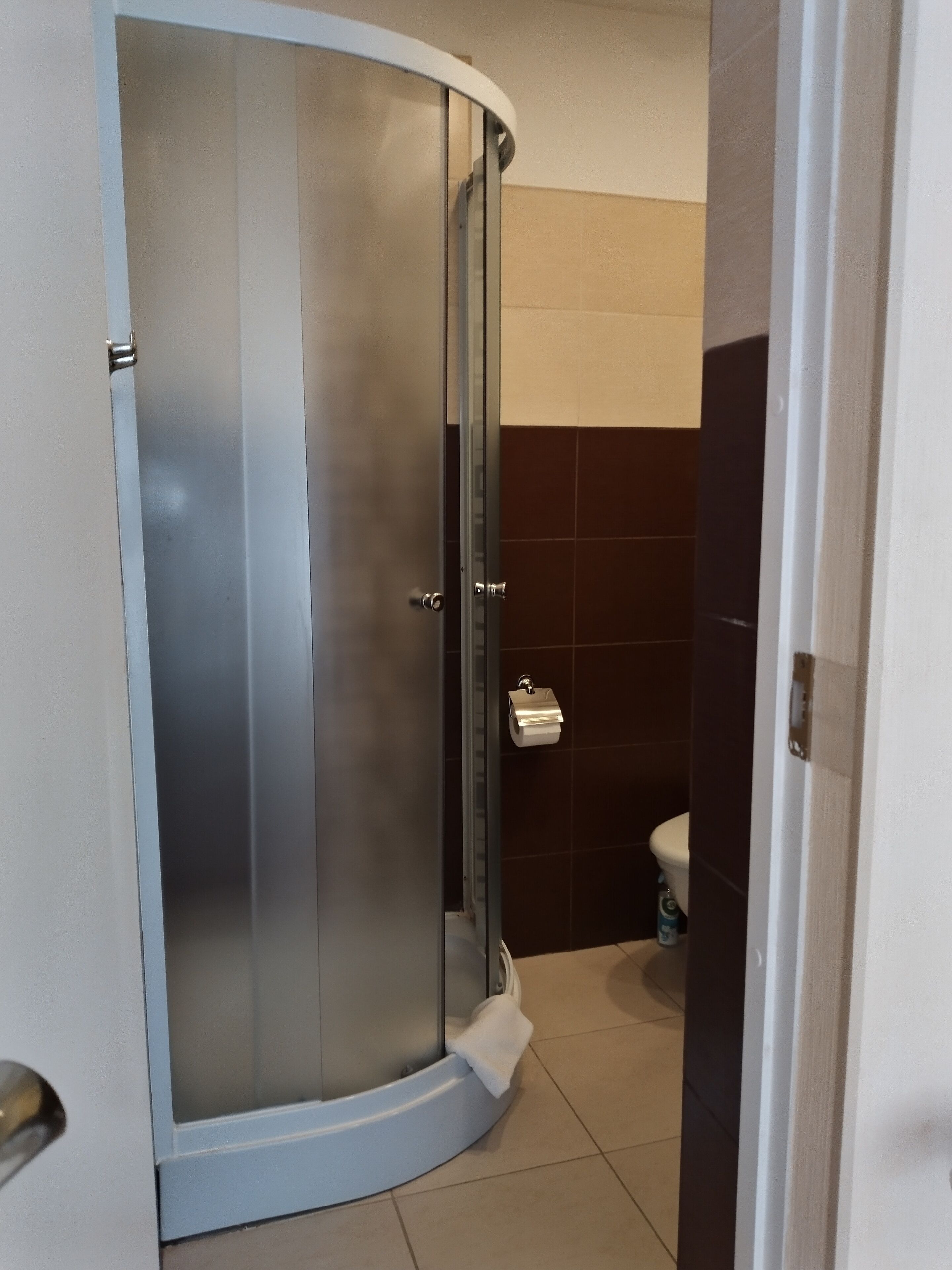 Ducha, secador de pelo, toallas y jabón