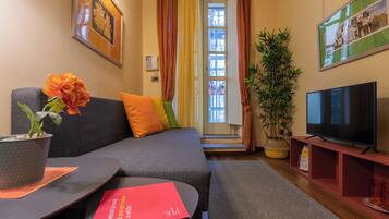 Appartamento, balcone | Soggiorno | TV 35 pollici con canali digitali