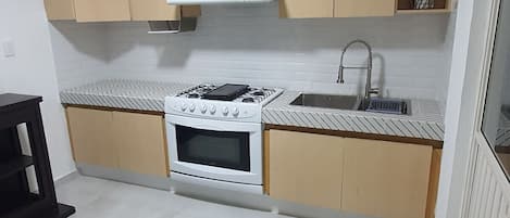 Frigorifero, microonde, forno, piano cottura
