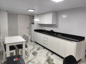 Réfrigérateur, micro-ondes, plaque de cuisson, grille-pain