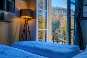 舒适双人房, 山景 | 高档床上用品、羽绒被、遮光窗帘、免费 WiFi