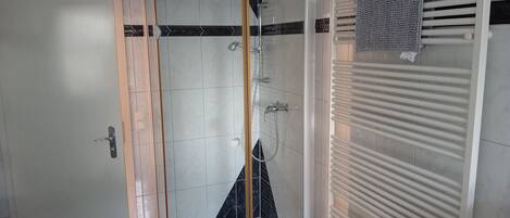 Regadera, toallas, papel de baño