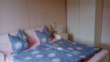 2 habitaciones, cuna de viaje y ropa de cama