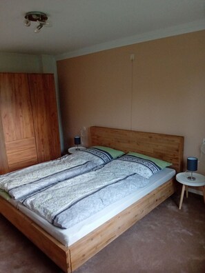 2 Schlafzimmer, Reisekinderbett, Bettwäsche
