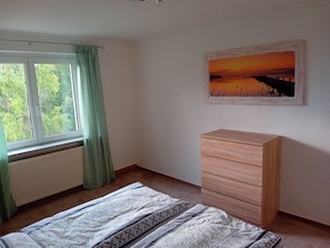 2 chambres, lit parapluie, draps fournis