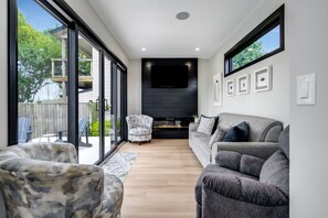 Smart TV, fireplace - Wild Goose Landing- Located near local wineries and breweries (Kingsville)