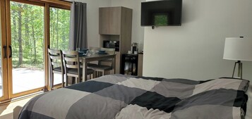 Blackout drapes, free WiFi, bed sheets