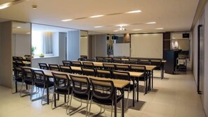 A conference room with long tables and chairs, a whiteboard, and a projector. - Jinjiang Inn Select (Foshan Guicheng Metro Station) (Foshan)