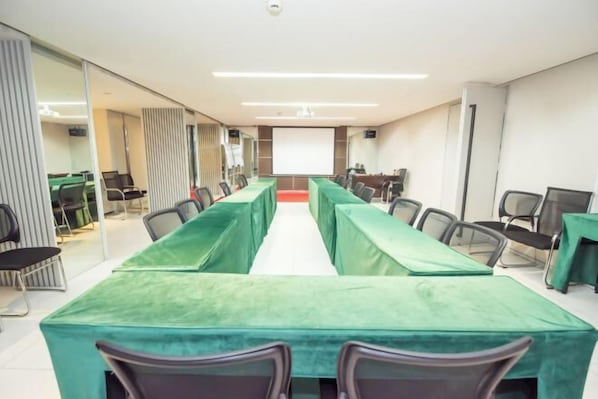 A conference room with a long table covered with green cloth, surrounded by chairs. - Jinjiang Inn Select (Foshan Guicheng Metro Station) (Foshan)