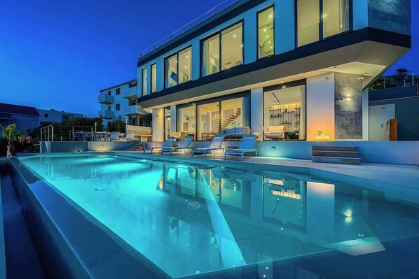 A heated pool - Villa Allina, Luxurious 5- Bedroom Villa with Panoramic Views with Heated Pool (Zatoglav)