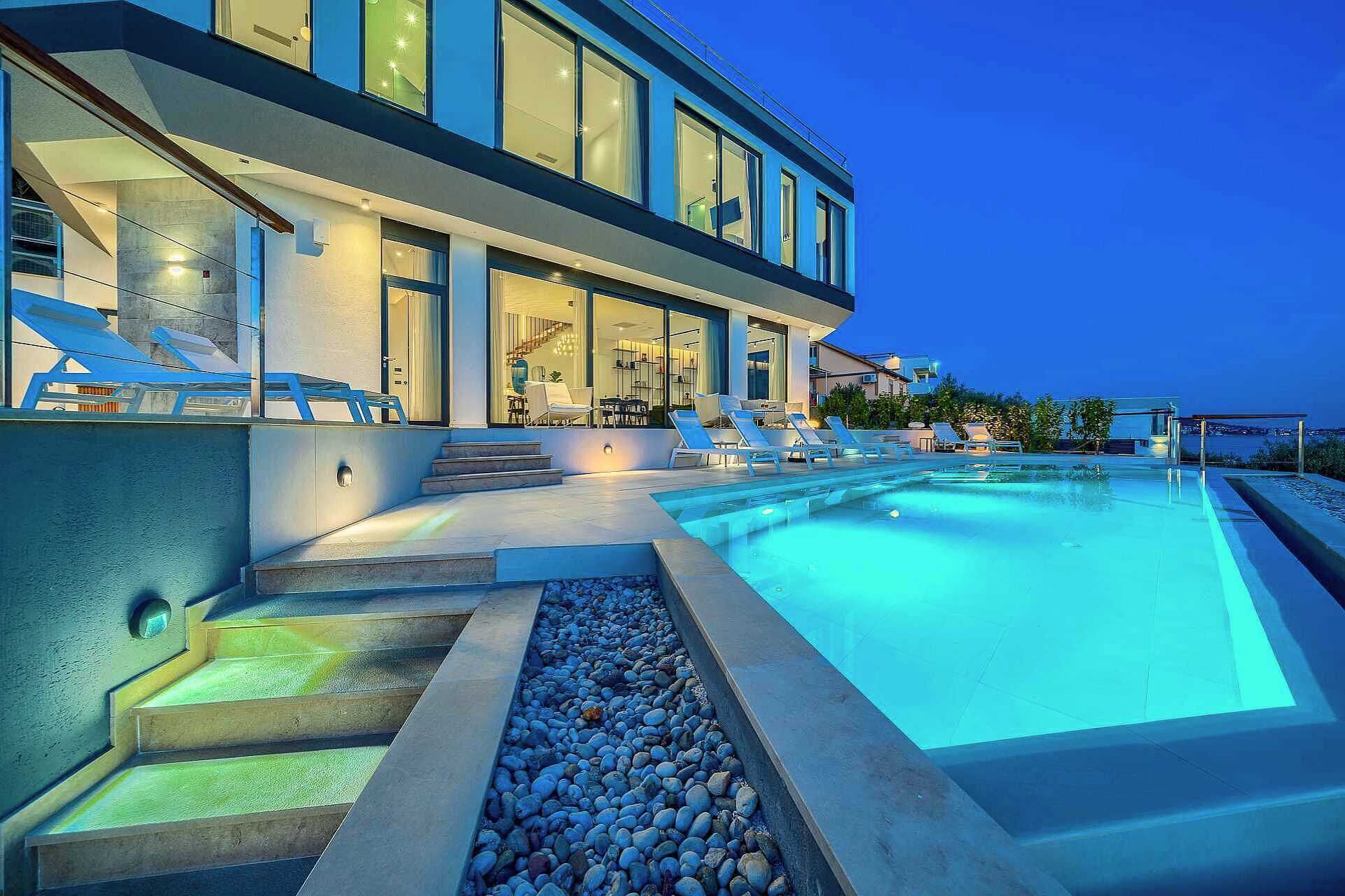 حمّام سباحة مُدفَّأ