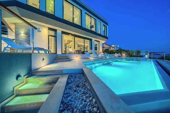 Lämmitetty uima-allas