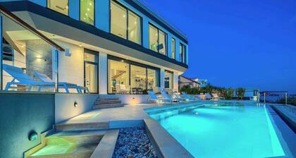 Villa Allina, Luxurious 5- Bedroom Villa with Panoramic Views with Heated Pool
